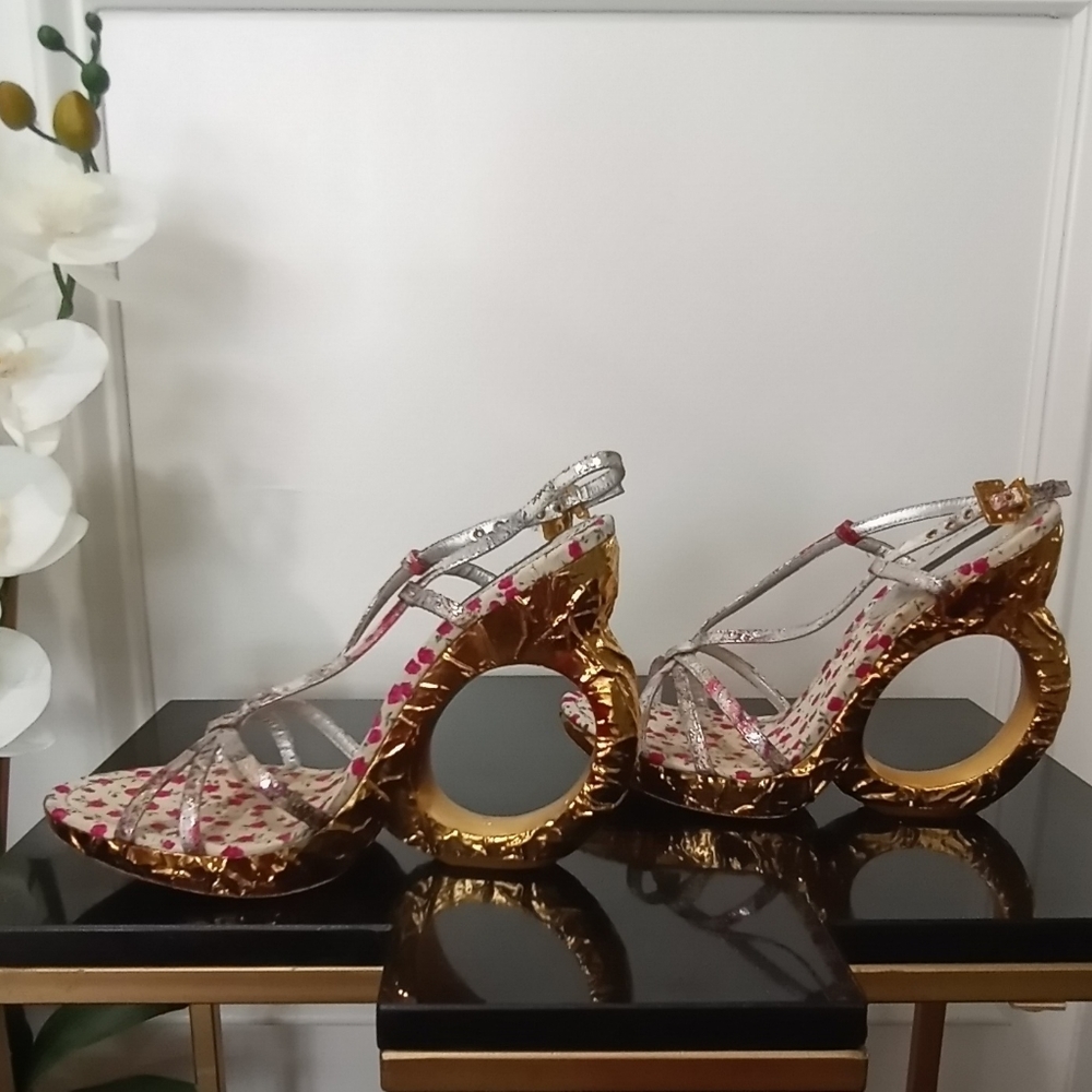 LOUIS VUITTON FERRIQUE GOLD/SILVER RUNWAY SANDAL. Size 37